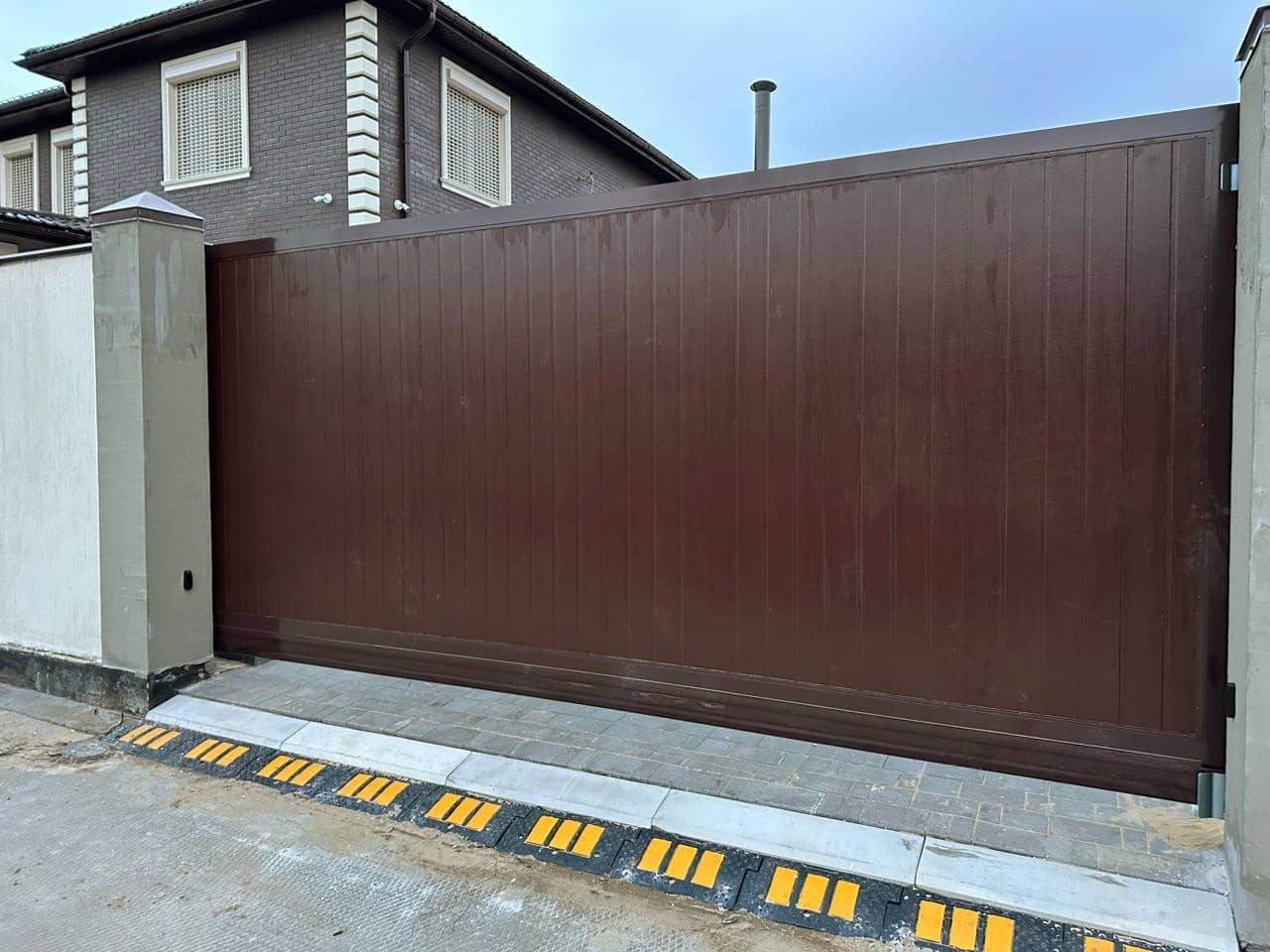 Уличные ворота DoorHan в Москве с установкой